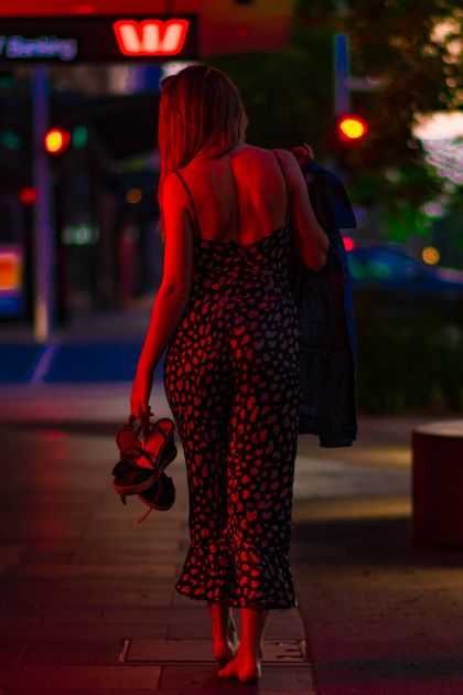 Model aarhus fotograf portræt kvinde street rød